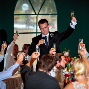 【摩登家庭】“敬酒”，“碰杯”英语怎么说？