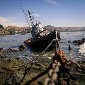 【摩登家庭】“那艘船被卡在两块岩石中间了。”