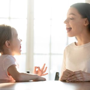 【摩登家庭】“她一激动就会口吃。”