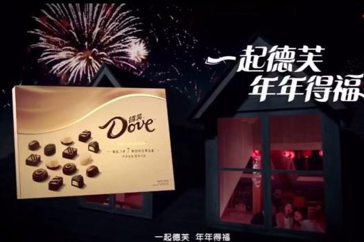 张颂文马思纯德芙新年版广告播出 父女情深共享甜蜜温馨