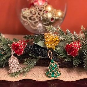 【摩登家庭】“杂七杂八的零碎小玩意儿”用英语怎么说？