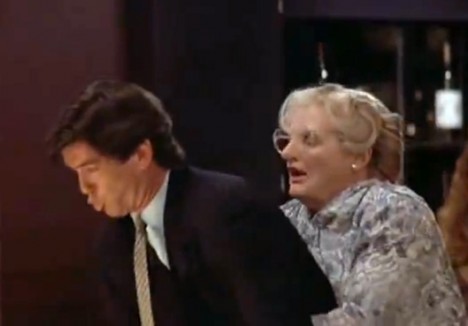 《窈窕奶爸》中救人的场景