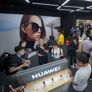 外刊精讲 | 被美国制裁五年仍屹立不倒,华为做对了什么?