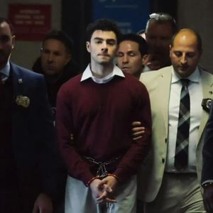 外刊精讲 | 路易吉悬了？枪杀美医保CEO枪手要判死刑！检方态度坚决疑要杀鸡儆猴！