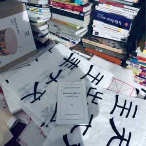 他正好拿起这本法国剧作，并用蹩脚的英文自然拼读起来