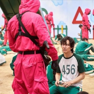 《鱿鱼游戏》:其实红衣面具人也是游戏的玩家｜尝试表达vol.01