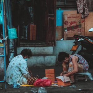 穷人为什么穷？我们如何才能摆脱贫穷？