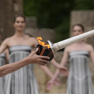 AP|巴黎奥运会圣火在希腊奥运会的发源地点燃