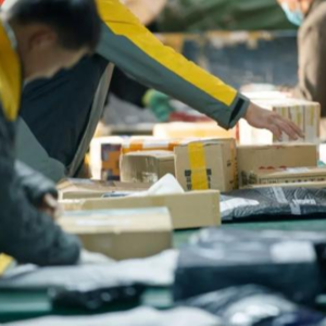 快递价格战三年无赢家；从茶饮到穿搭，年轻人在为什么样的“新中式”买单？SpaceX帽子戏法推出小卫星拼单新线路