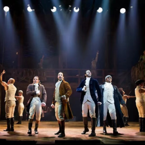 《汉密尔顿》：西方音乐剧视觉表现的特点与创新