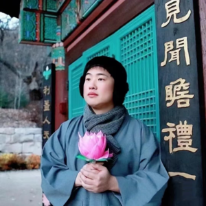 经济下行+逆全球化，赚不到钱又没有自由，我们普通人要怎么办！