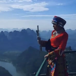 乡里乡音 | 把漓江风光带进直播间，51岁的她在镜头里找到自己