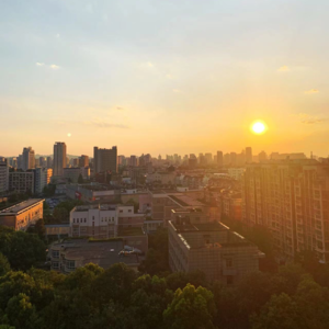 虚拟了一个逃跑的起始点,在靠近过程中过得舒适些.