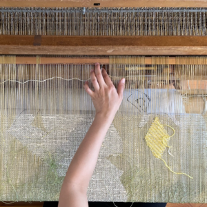 从记者转型织物艺术家：在织布机上找到新的表达方式｜新闻实验室36