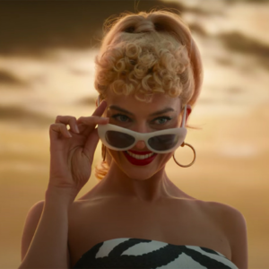 拱火之廊｜Ep.19 评新编玩具电影《芭比》：不用忍受原地踏步的世界，难道在「七彩塑料」里？