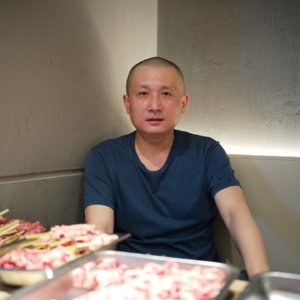 对话致久精烧滩羊酒馆刘洋丨北京人吃羊肉串儿多挑啊，凭什么这家又贵又火？