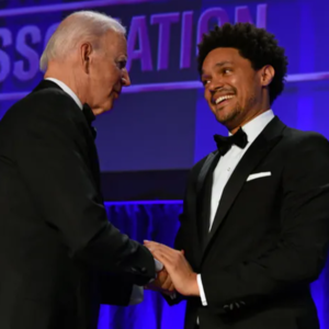 拜登顶疫情出席白宫记者晚宴,崔娃竭力重现昔日辉煌,主流媒体弹冠相庆