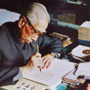 087-一九七七年秋天，老作家们站在广场上聊天，那种劫后重逢的喜悦让人至今难忘......听赵丽宏回忆柯灵先生 ​