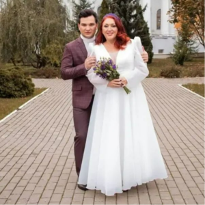 53岁女子二婚与22岁养子结婚