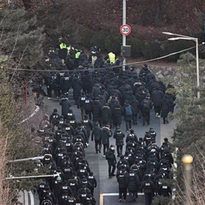 韩国调查人员搭梯子进入总统官邸，第二次试图逮捕尹锡悦