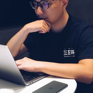 出前e丁 x 刘飞 | 35岁被优化？996怎么找对象？勇敢的互联网打工人啊！