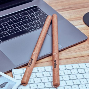 露西的聊天室 16 | 把创业比赛上的那把吉他变成现实的爆品，他们花了八年