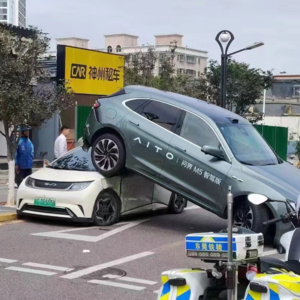AITO问界这一次撞车，余承东吹的AEB，也就自己破了