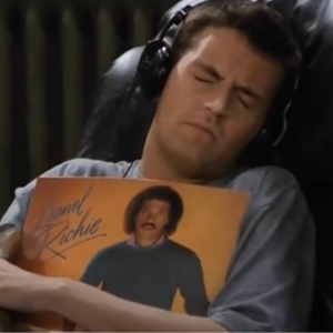 S4E01-老友记外的钱德勒,困在了毒瘾和原生家庭