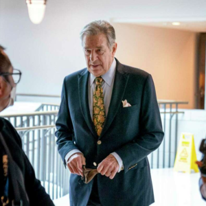 深陷内幕交易丑闻 - 聚光灯外的南希佩洛西