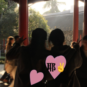 耶！世界熙熙攘攘，我们仍是我们！