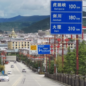 既不打卡、也不赶路，放假的年轻人坐高铁去县城“躺平式旅游”到底怎么玩？