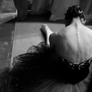 左脚高举到白发齐眉