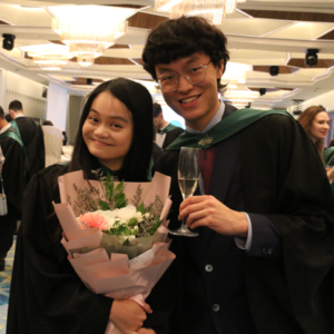 Eve: 在新加坡裸辞去写书，我宁愿向前跌到