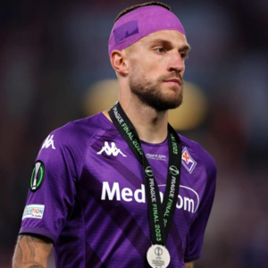 【比赛日】铁锤帮球迷上演看台暴行，紫百合为何与奖杯失之交臂？