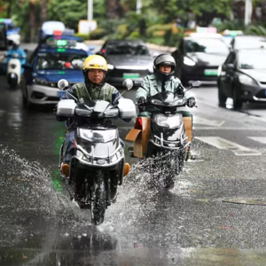 “电鸡”围城，每3.5个中国人就有一辆脱缰的电瓶车，来看广州怎么做？