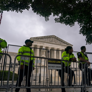 美议会通过跨党派控枪法案,高法裁决推翻纽约州控枪法令【一周外媒解读】