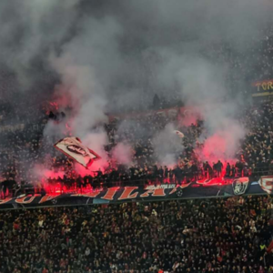 【比赛日】相同的烟花不同的结局，欧洲德比首回合蓝黑完胜