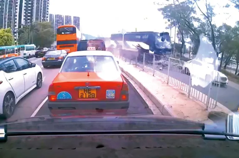 6月4日，一架載有55名學童的 校巴炮彈式飛向沙田路橋底。