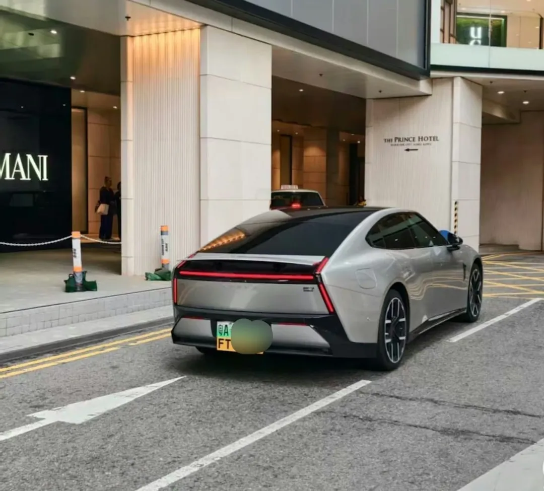 有粵車使用兩側窗玻璃不透光，即俗稱的「黑玻璃」，與現時本地車輛的標準不同，引來關注。（網上圖片）