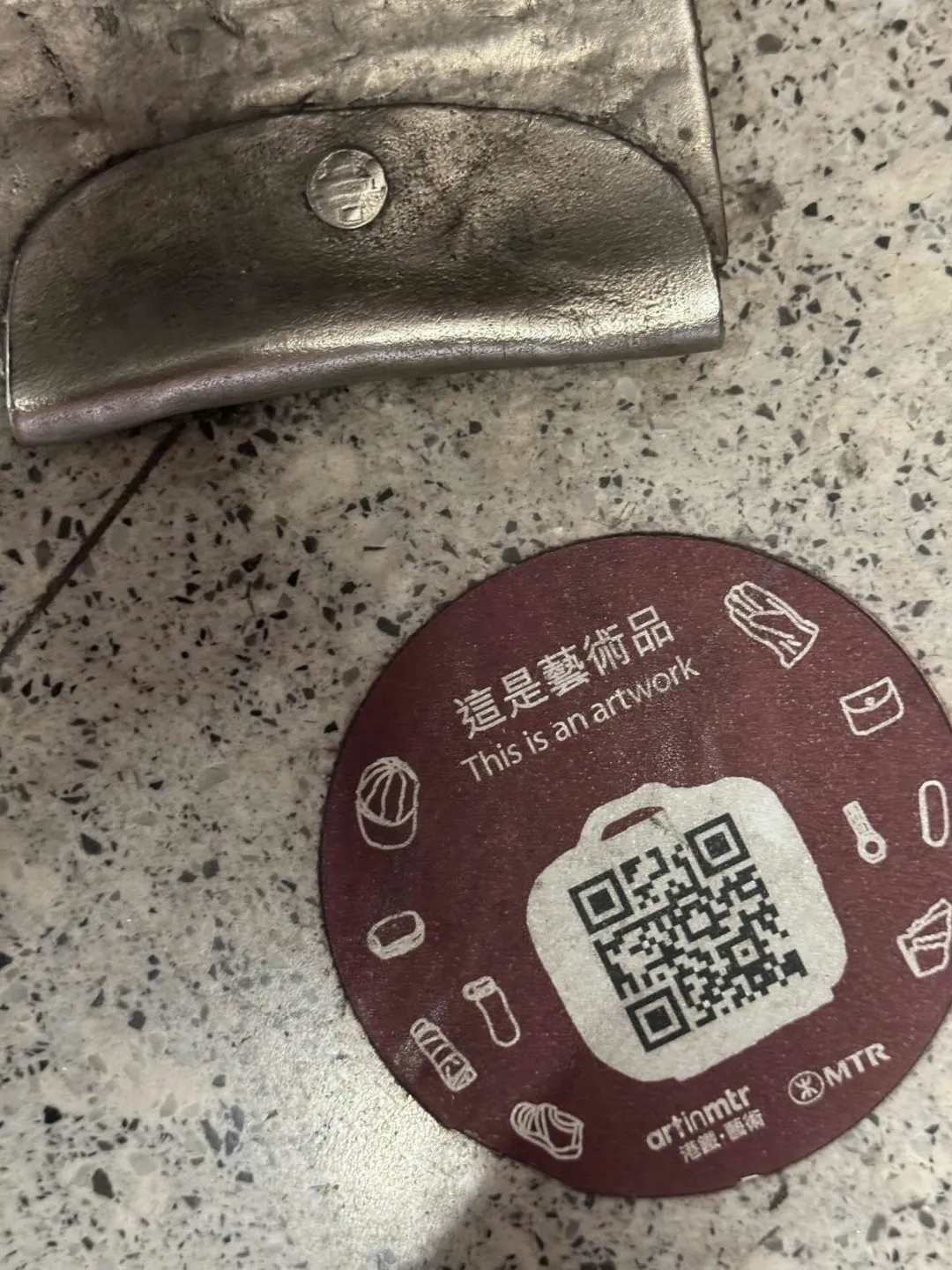 港男再仔細察看，發現港鐵在旁邊貼了貼紙提醒「這是藝術品」，他無奈道「fake到……」。（Threads@l______ch）