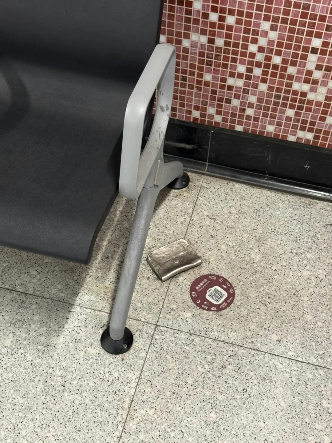 港男發現有個銀色銀包在椅邊，「黐實喺地下，攞唔到」。（Threads@l______ch）