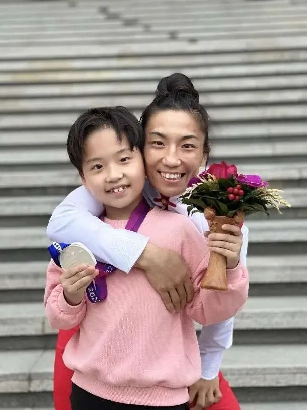 苗婕获得杭州亚运会银牌后和花生合影