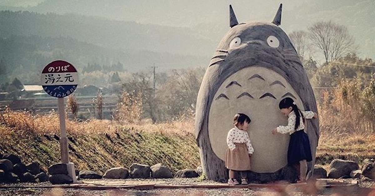日本爷爷奶奶为孙辈打造等身 Totoro 公共车站