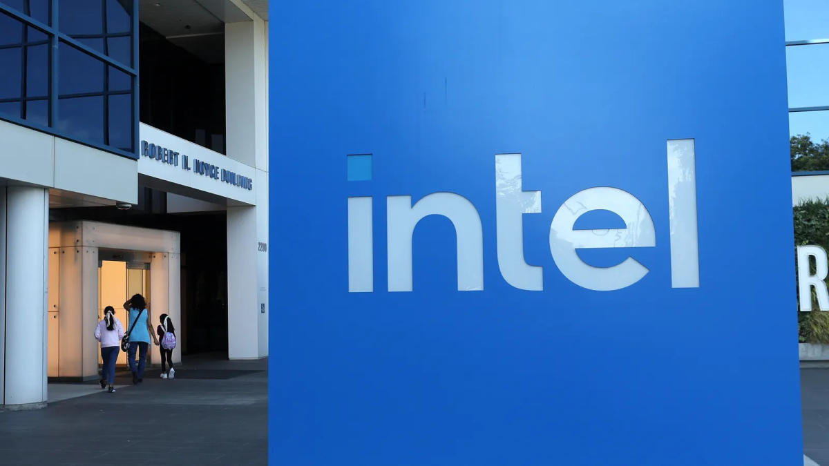 Intel shareholders look to yank back ex-CEO, CFO compensation